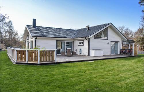 3 Bedroom Cozy Home In Slvesborg