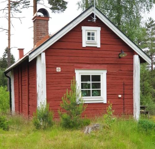 Cabin near lake and beautiful nature reserve.