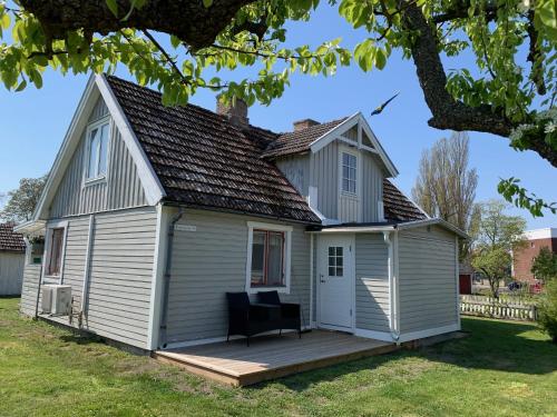 Villa Violen belägen i centrala Borgholm, Öland nära badplats.